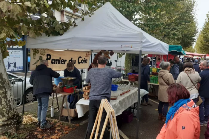 Des pommes sur un marché