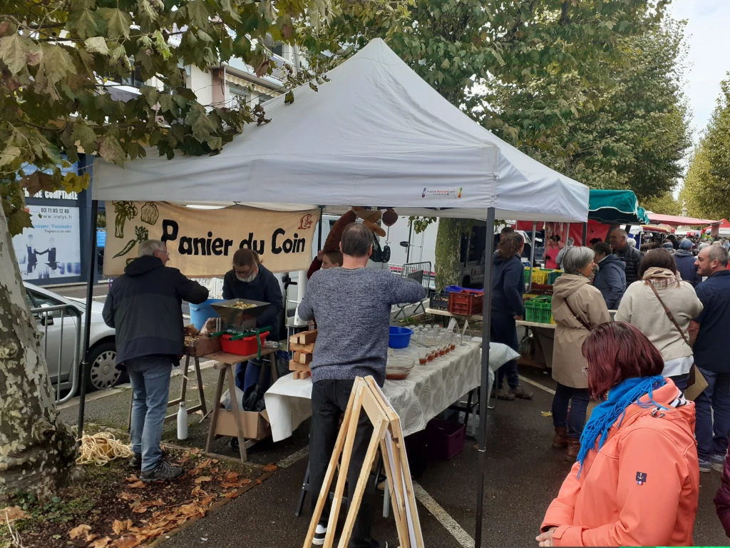 Pressage de pommes sur le marché de Montceau